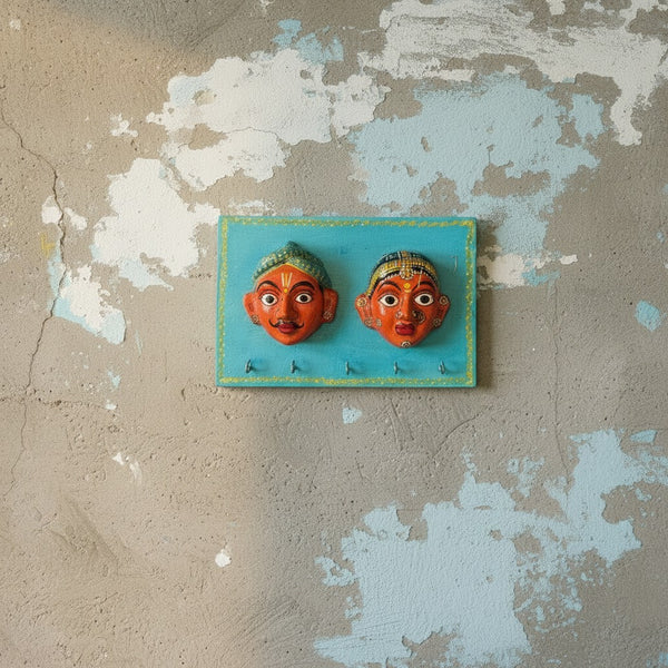 Patère murale artisanale KIFF KIFF en bois bleu avec deux masques de couple hindou peints à la main et 5 crochets.