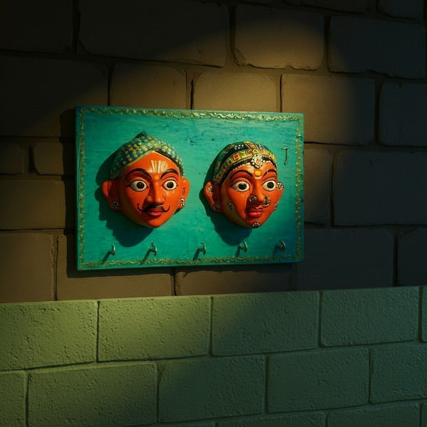 Patère murale artisanale KIFF KIFF en bois peint avec deux masques de couple hindou en papier mâché et cinq crochets