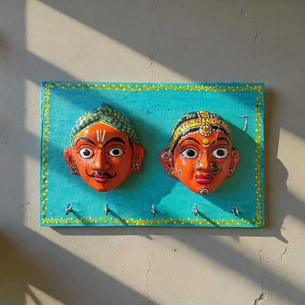 Patère murale artisanale KIFF KIFF en bois bleu avec deux masques de couple hindou peints à la main et 5 crochets