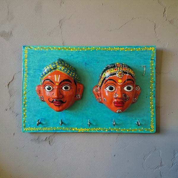 Patère murale artisanale KIFF KIFF en bois bleu avec deux masques de couple hindou peints à la main et 5 crochets