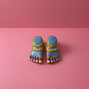 Pieds de Lakshmi KIFF KIFF en papier mâché bleu, peints à la main avec détails colorés, symbole de prospérité indien.