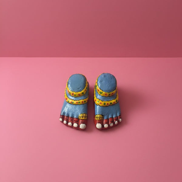 Pieds de Lakshmi KIFF KIFF en papier mâché bleu, peints à la main avec détails colorés, symbole de prospérité indien.