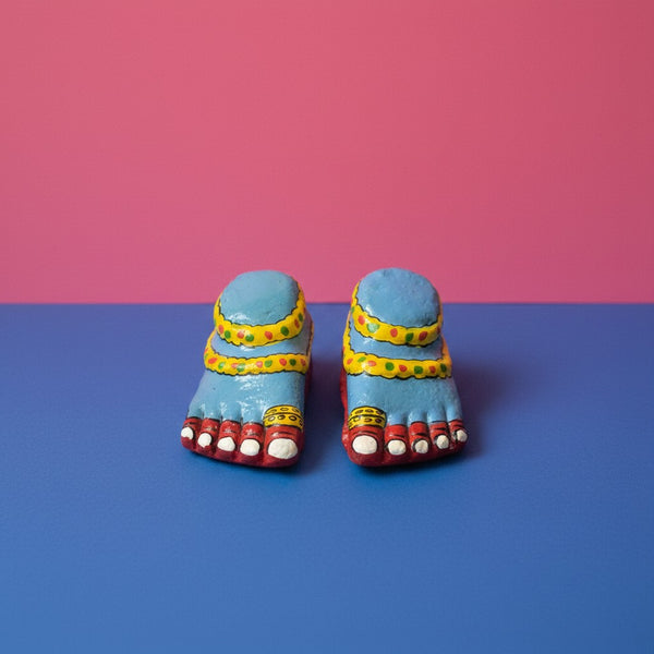 Pieds de Lakshmi KIFF KIFF en papier mâché bleu peint à la main, symboles de prospérité artisanaux d'Inde.