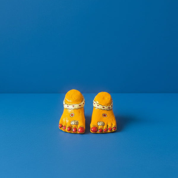 Pieds de Lakshmi jaunes en papier mâché