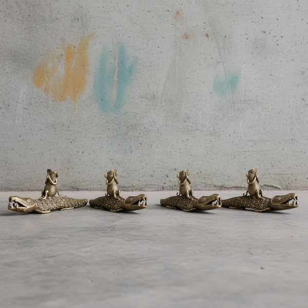 Quatre statuettes crocodile KIFF KIFF en laiton ciselé avec un petit singe sur le dos, style artisanal décoratif.
