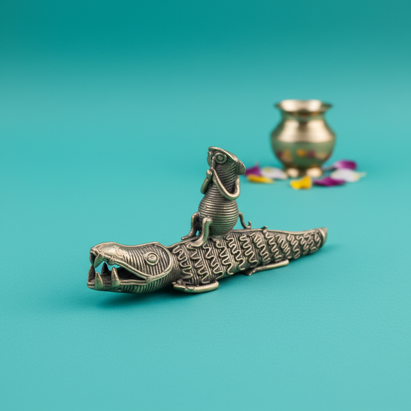 Statuette crocodile en laiton KIFF KIFF avec un petit personnage assis sur son dos, style artisanal détaillé.