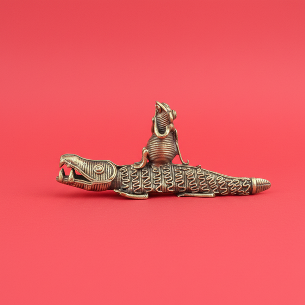 Statuette crocodile en laiton KIFF KIFF avec un petit personnage assis sur le dos, style artisanal détaillé.