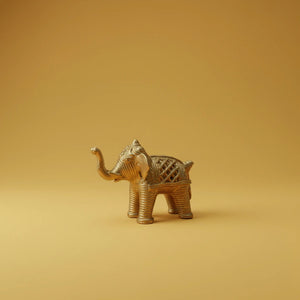 Statuette d'éléphant KIFF KIFF en métal doré avec gravures texturées détaillées sur fond jaune