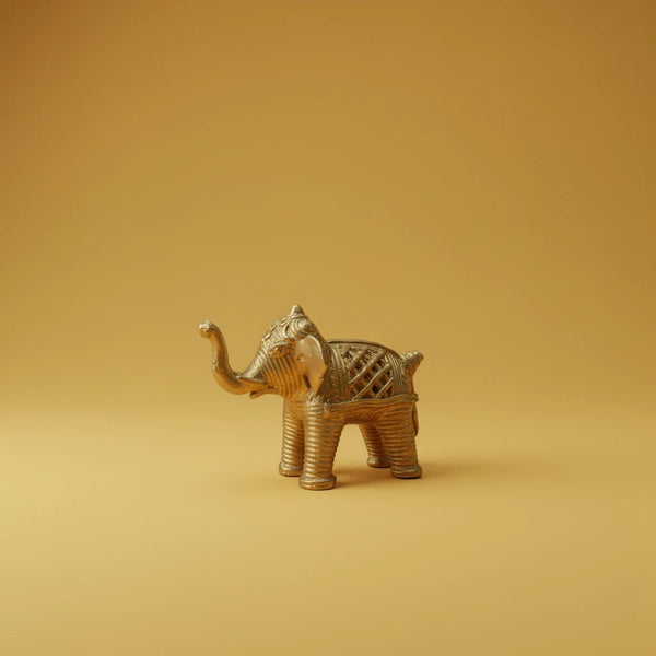 Statuette d'éléphant KIFF KIFF en métal doré avec gravures texturées détaillées sur fond jaune