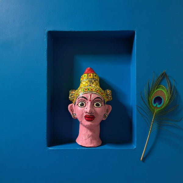 Statuette KIFF KIFF en papier mâché rose représentant une tête de femme hindoue peinte à la main sur fond bleu