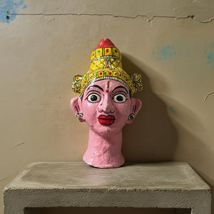 Statuette KIFF KIFF en papier mâché représentant une tête de femme hindoue rose peinte à la main avec coiffe traditionnelle
