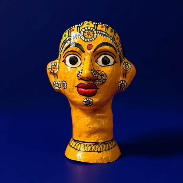 Statuette KIFF KIFF de tête de femme hindoue en papier mâché jaune, peinte à la main avec des motifs traditionnels.