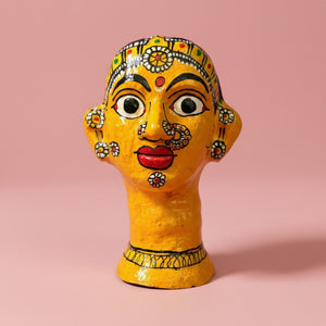 Statuette KIFF KIFF de tête de femme hindoue en papier mâché jaune peinte à la main avec détails colorés