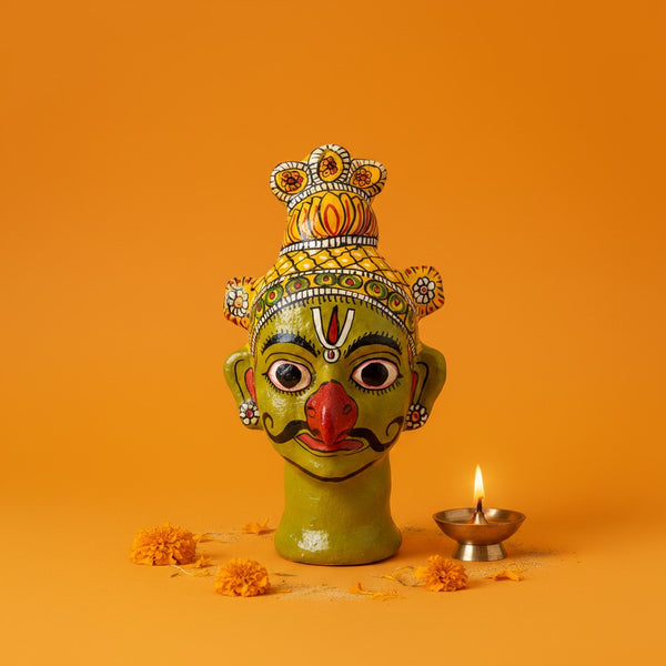 Statuette Garuda verte KIFF KIFF en papier mâché artisanal d'Inde avec détails peints à la main sur fond orange