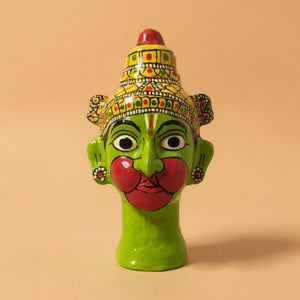 Statuette décorative KIFF KIFF représentant Hanuman en papier mâché vert peint à la main avec des détails colorés