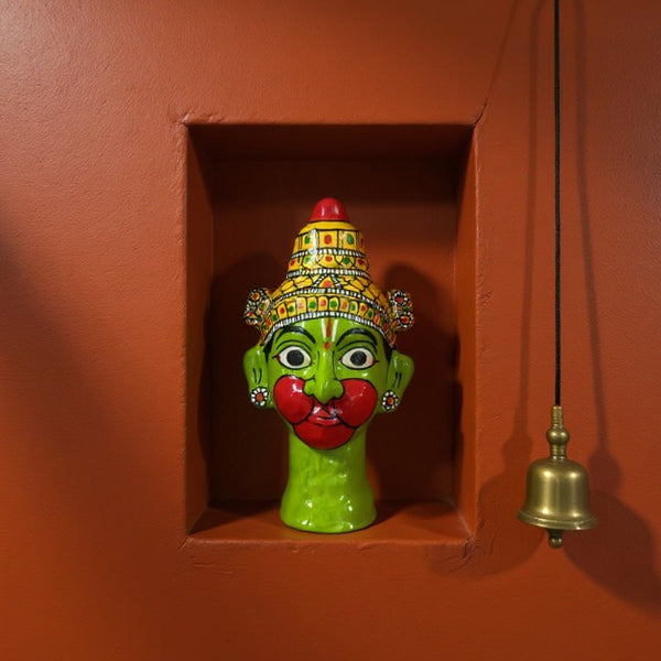 Statuette KIFF KIFF Hanuman verte en papier mâché peint à la main, visage hindou décoratif sur fond terracotta