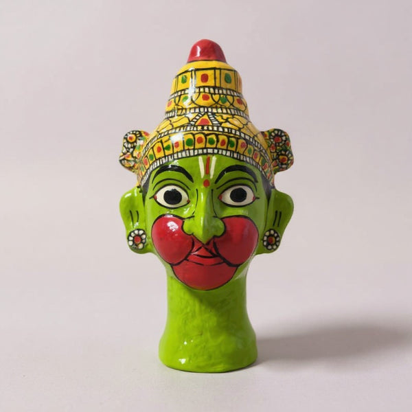 Statuette décorative KIFF KIFF Hanuman en papier mâché vert, peinte à la main avec des détails colorés traditionnels.