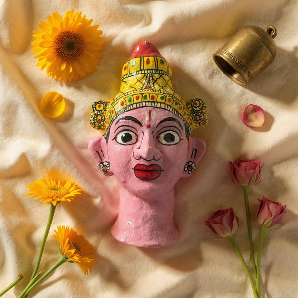 Statuette KIFF KIFF en papier mâché rose représentant un visage hindou peint à la main sur un tissu crème avec fleurs