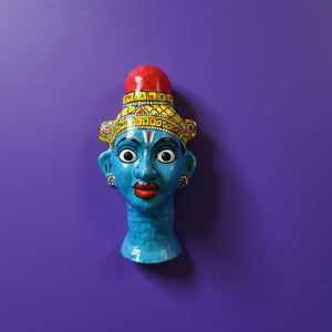 Statuette décorative KIFF KIFF représentant un visage hindou bleu en papier mâché peint à la main sur fond violet