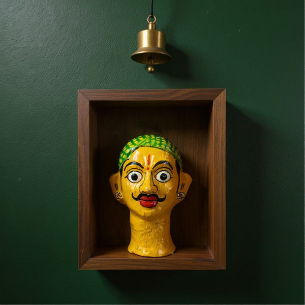 Statuette KIFF KIFF de visage d'homme hindou en papier mâché peint à la main, posée dans une niche en bois