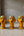 Trois statuettes KIFF KIFF de visages de femmes hindoues en papier mâché jaune peintes à la main, style artisanal indien