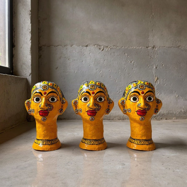 Trois statuettes KIFF KIFF de visages de femmes hindoues en papier mâché jaune peintes à la main, style artisanal indien