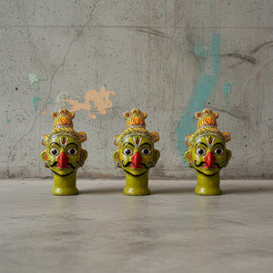 Trois statuettes Garuda vertes en papier mâché artisanal KIFF KIFF, figures mythiques indiennes peintes à la main