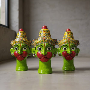 Trois statuettes KIFF KIFF en forme de tête d'Hanuman vert, artisanat indien en papier mâché peint à la main
