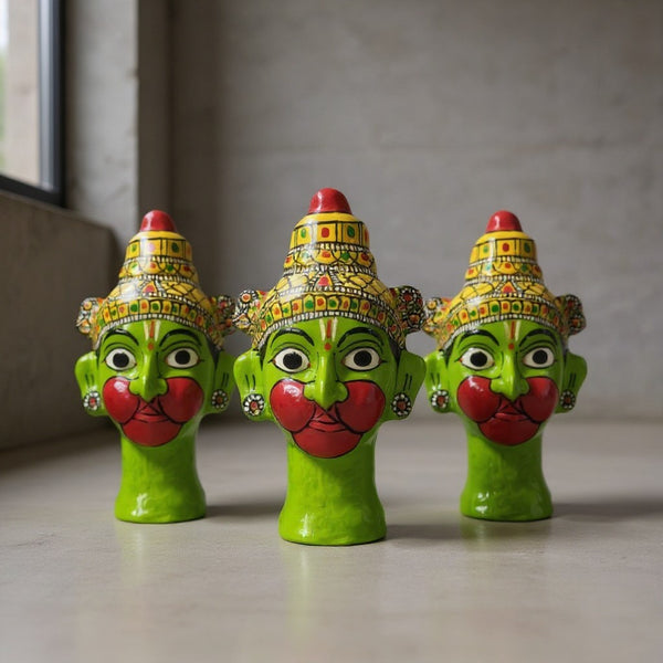 Trois statuettes KIFF KIFF en forme de tête d'Hanuman vert, artisanat indien en papier mâché peint à la main