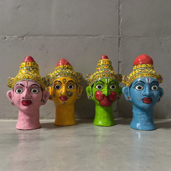 Quatre statuettes KIFF KIFF en papier mâché représentant des visages hindous peints à la main aux couleurs vives
