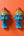 Deux statuettes KIFF KIFF en papier mâché bleu représentant des visages hindous peints à la main sur fond orange