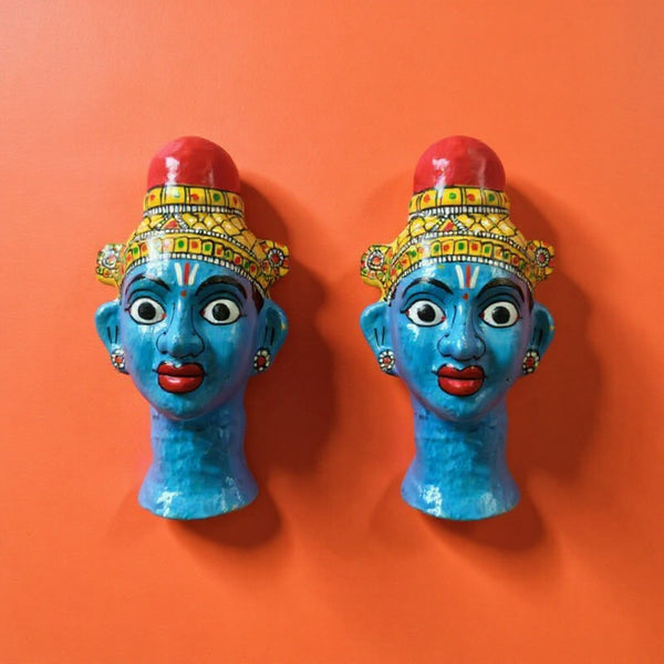 Deux statuettes KIFF KIFF en papier mâché bleu représentant des visages hindous peints à la main sur fond orange