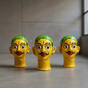 Trois statuettes KIFF KIFF en papier mâché représentant des visages d'hommes hindous peints à la main en jaune et vert