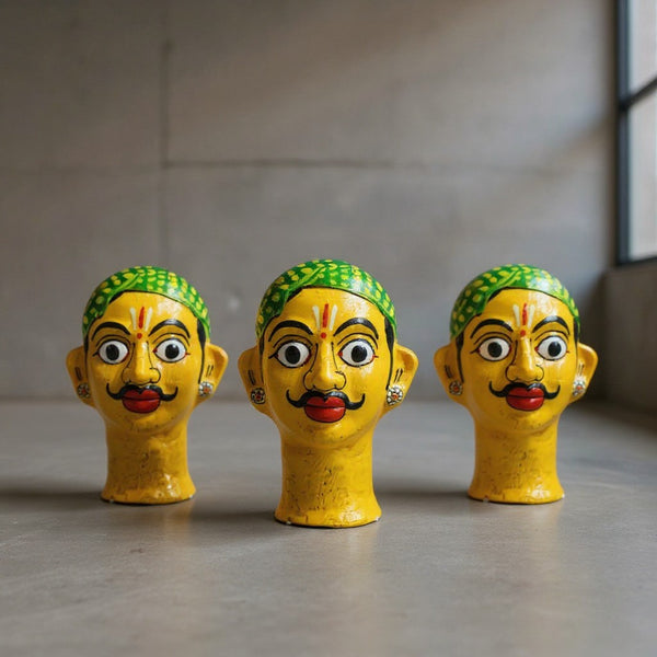 Trois statuettes KIFF KIFF en papier mâché représentant des visages d'hommes hindous peints à la main en jaune et vert