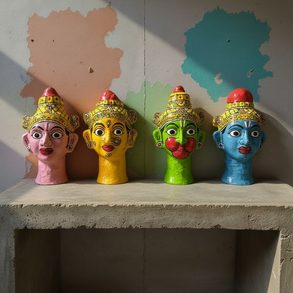 Quatre statuettes KIFF KIFF en papier mâché représentant des visages hindous colorés peints à la main sur une étagère