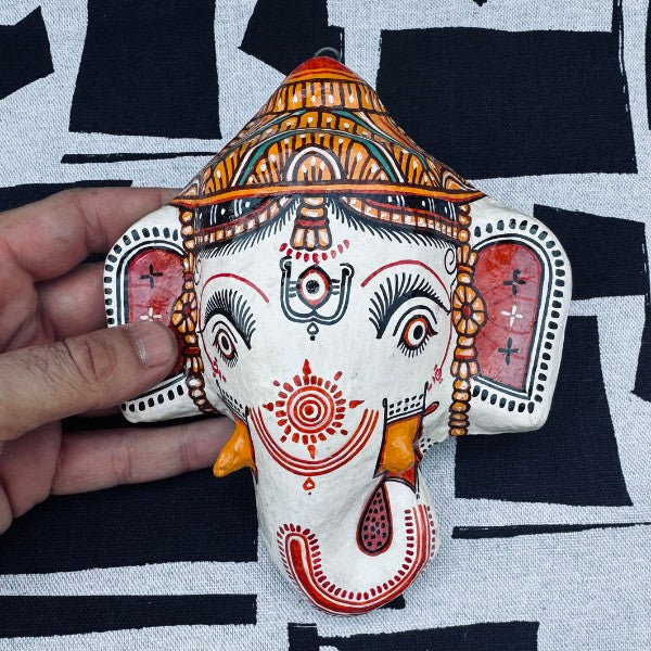 Masque Ganesh blanc, vue de détail artisanat indien