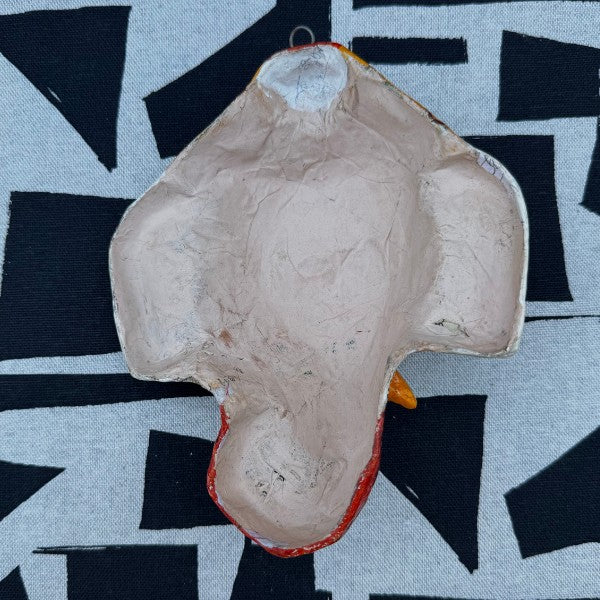 Masque Ganesh blanc accroché au mur, décoration Odisha
