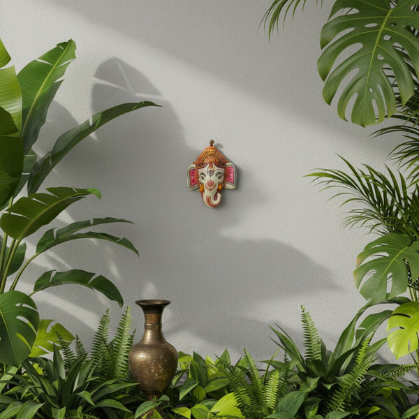 Masque mural Ganesh blanc en papier mâché artisanal, vue rapprochée, artisanat d'Odisha Inde