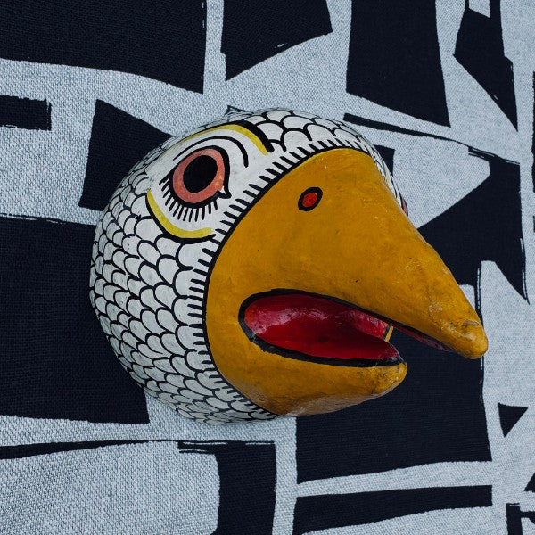 Masque indien Jatayu blanc bec jaune, gros plan sur la peinture