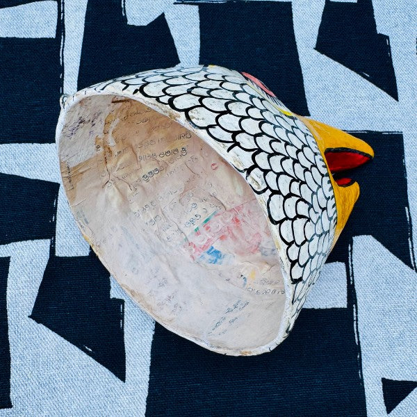 Masque indien Jatayu blanc bec jaune accroché au mur