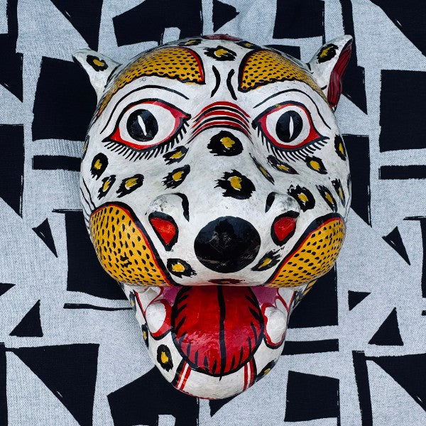 Masque indien Léopard blanc – Décoration murale artisanale – Papier mâché Odisha
