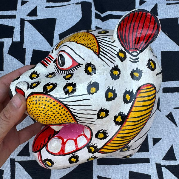 Masque indien Léopard blanc – Décoration murale artisanale – Papier mâché Odisha