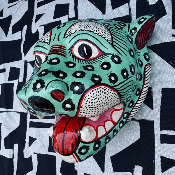 Masque Léopard vert en papier mâché, vue de face