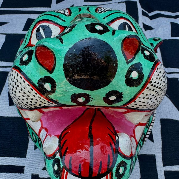 Masque Léopard vert, gros plan peinture