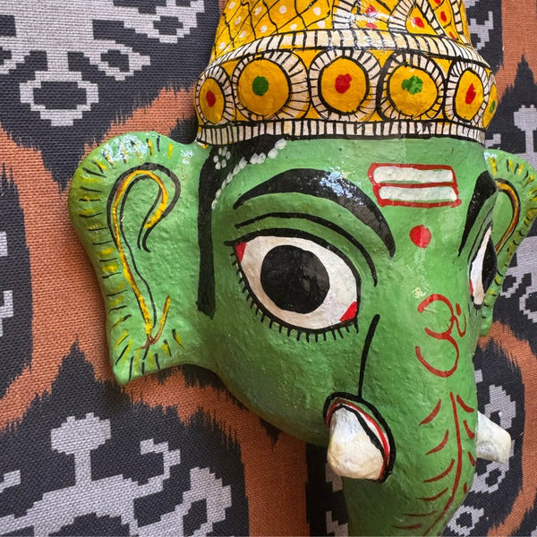 Masque mural Ganesh Vinayaka vert en papier mâché artisanal, vue de face, artisanat d'Odisha Inde