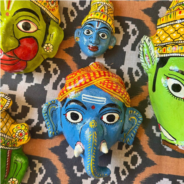 Masque mural Ganesh bleu en papier mâché artisanal, mise en situation sur mur, artisanat indien