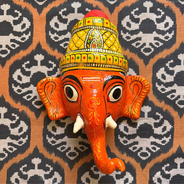 Masque mural Ganesh Vinayaka rouge en papier mâché artisanal KIFF KIFF, vue de face, artisanat indien