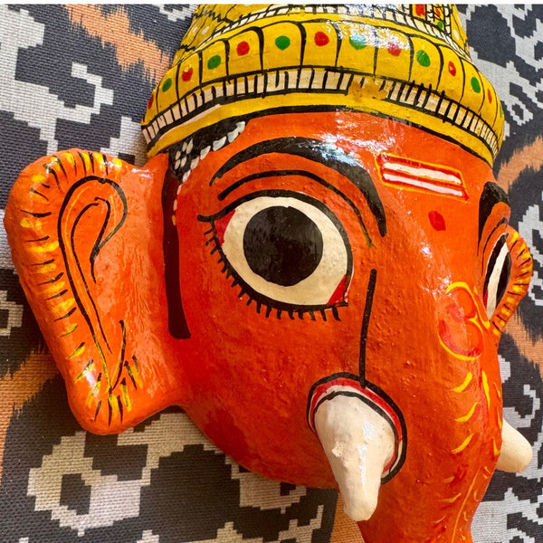 Masque mural Ganesh Vinayaka rouge en papier mâché artisanal, détail peint à la main, Odisha Inde