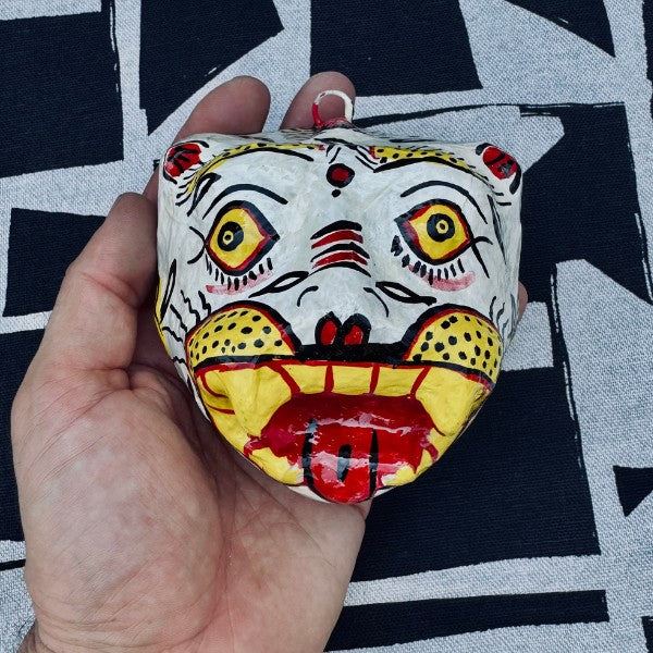 Masque Tigre blanc format moyen, gros plan sur la peinture