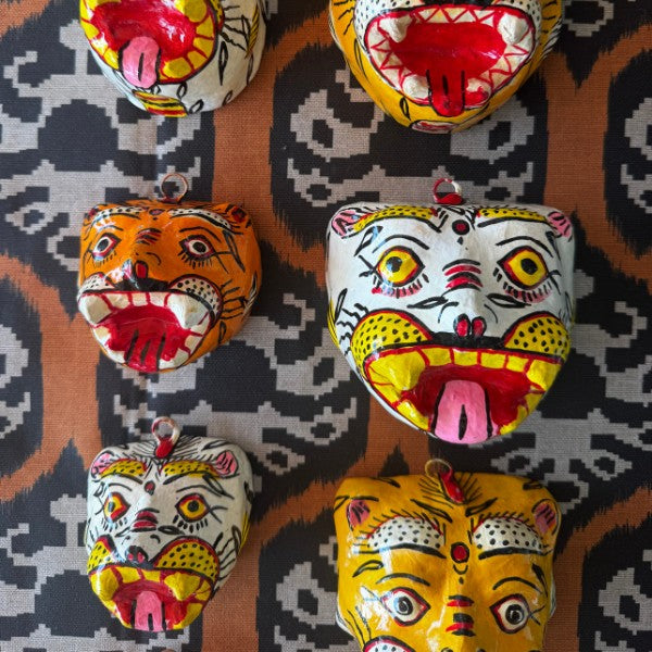 Masque Tigre orange format petit, mise en situation déco